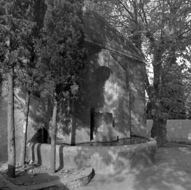Fontaine adossée au lavoir.