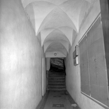 Couloir voûté et escalier en vis.