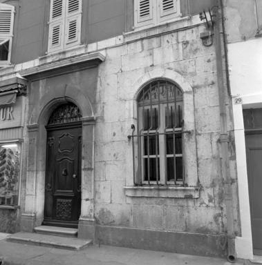 Porte et fenêtre.