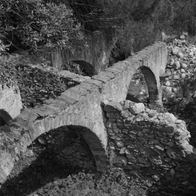 Intérieur des ruines, angle des façades nord et ouest.