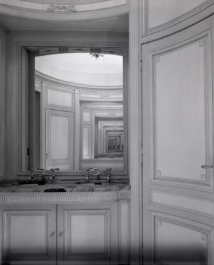 1er étage. Les toilettes. Jeu de miroirs au-dessus des lavabos.