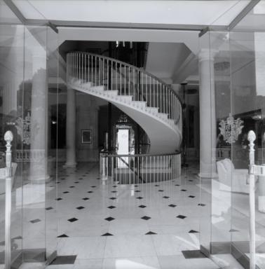 Vue d'ensemble du vestibule avec l'escalier au centre, depuis la porte d'entrée située sur la façade nord.