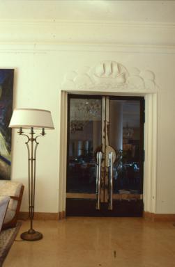 La porte de la salle à manger photographiée depuis le vestibule.