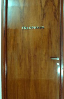 Vue de détail de l'inscription située sur la porte de la cabine de téléphone.