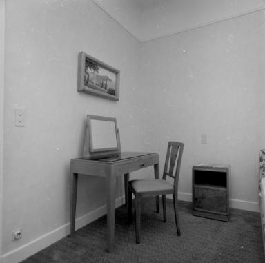 Coiffeuse située dans une chambre.