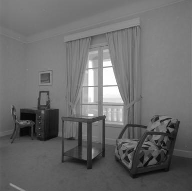 Vue partielle du mobilier d' une chambre.