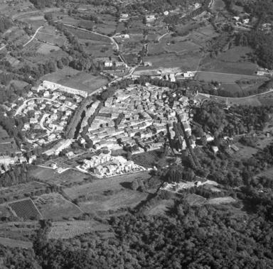 Vue aérienne prise du sud sud-ouest.