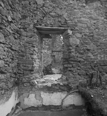 Cellule 4. Logis, intérieur, mur sud, fenêtre.
