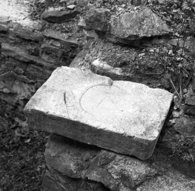 Cellule 6. Logis, vestibule, évier.