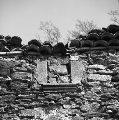 Cellule 10. Maison, élévation ouest, fenêtre du deuxième niveau.