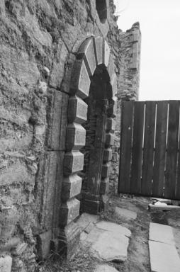 Logis du prieur, élévation sud, deuxième travée, porte.