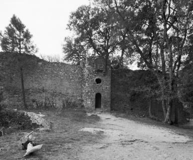 Mur d'enceinte, front nord, section centrale avec poterne et bretèche.