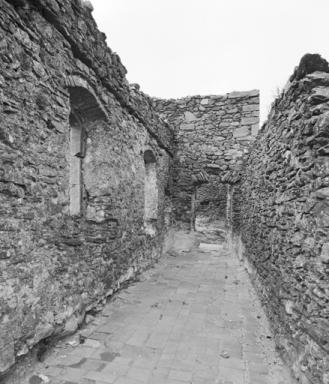 Cellule 4. Promenoir, intérieur, vue de volume prise de l'ouest.