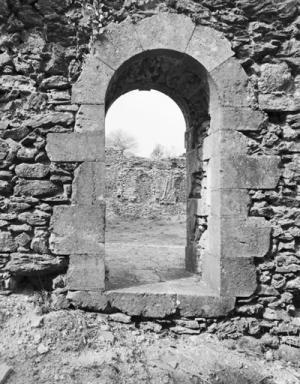 Grand cloître, galerie est, intérieur, mur ouest, baie.