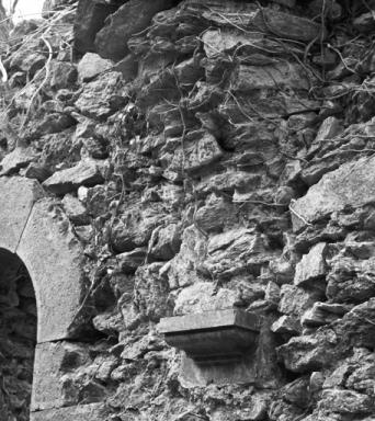 Grand cloître, galerie est, intérieur, mur ouest, console.