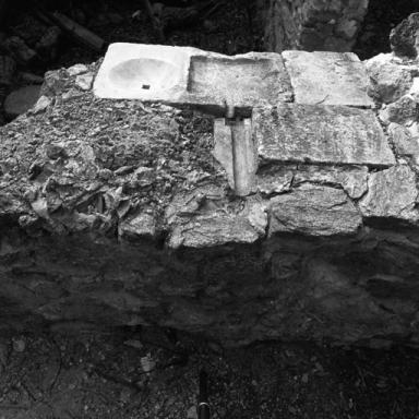 Cellule 7. Logis, évier en place, vu par-dessus.