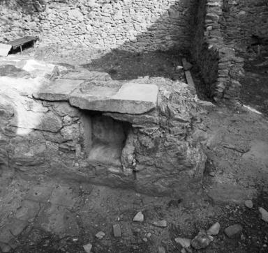 Cellule 7. Logis, évier en place, vu de côté.