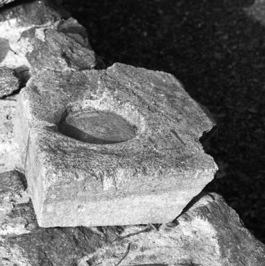 Cellule 7. Logis, évier déposé.