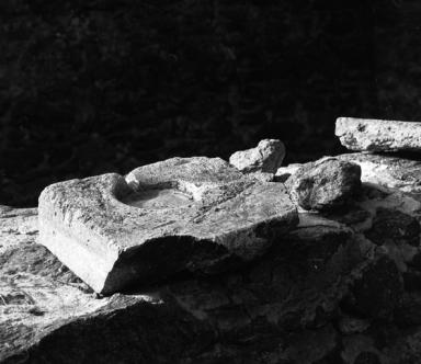 Cellule 7. Logis, évier déposé.
