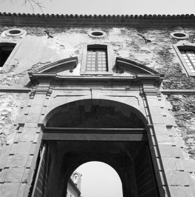 Bâtiment C, aile est, élévation sud, porte du passage couvert datée 1772.