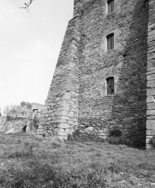 Bâtiment B, élévation ouest, première travée et contrefott d'angle.