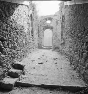Logis du prieur. Couloir d'accès au grand cloître, vue en enfilade prise du nord.
