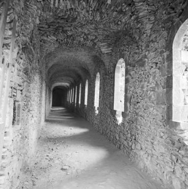 Grand cloître. Intérieurs, galerie est, partie sud, vue en enfilade du nord.