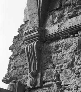 Petit cloître. Intérieur, extrémité nord de la galerie est : culot nord-ouest.
