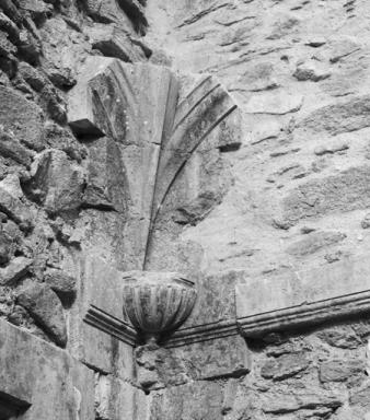 Petit cloître. Intérieur, extrémité nord de la galerie est : culot nord-est.