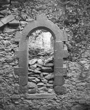 Logis du prieur. Couloir d'accès au grand cloître, mur est, fenêtre.