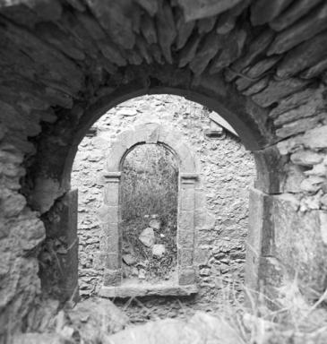 Logis du prieur. Couloir d'accès au grand cloître, mur ouest, fenêtre.