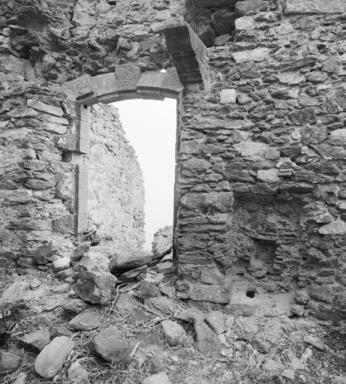Logis du prieur. Rez-de-chaussée, pièce est, mur est, fenêtre et évier.