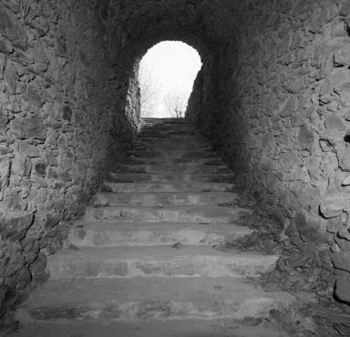 Bâtiment B, étage de soubassement, escalier, vue d'ensemble en contre plongée.