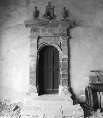 Bâtiment A, porche, intérieur, mur est, porte de l'oratoire.