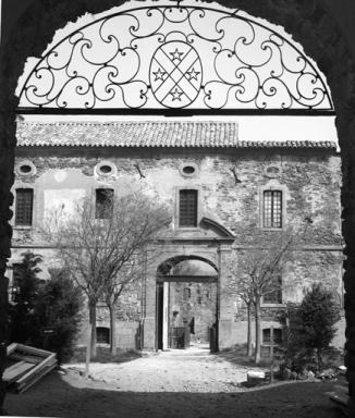 Bâtiment A, porche, intérieur, porte nord, imposte en fer forgé.