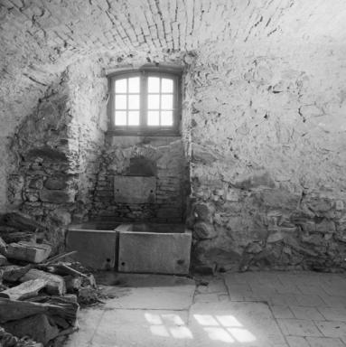Bâtiment C, deuxième étage de soubassement, office, mur sud, éviers.