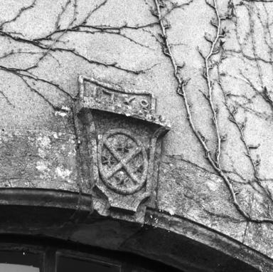 Bâtiment A, corps 3, élévation nord, premier niveau : clef de porte datée 1738..