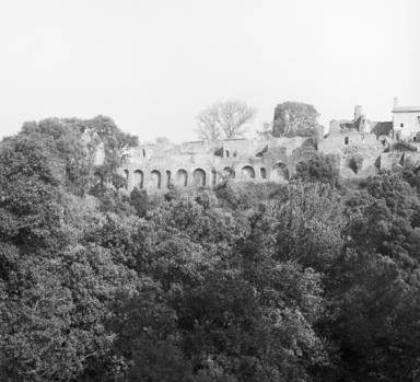 Mur d'enceinte (front ouest) , cellules 8 à 12 et église 1 : vue d'ensemble prise de l'ouest.