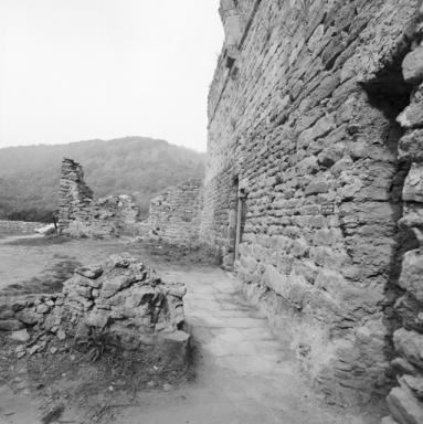 Eglise 1. Nef, piédroit de porte et pavement de pierre.