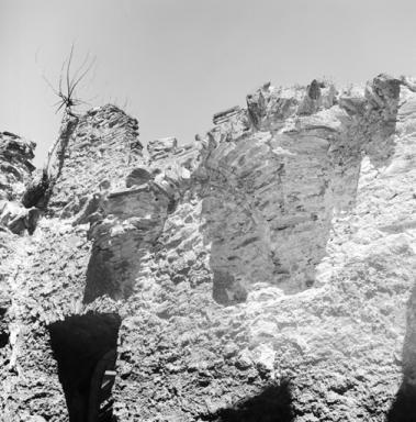 Logis du prieur, pièce sud-ouest, mur est, arrachement de voûte.