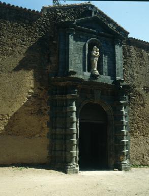 Mur d'enceinte, front sud, portail.