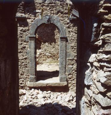 Logis du prieur, couloir d'accès au grand cloître, mur ouest, porte après dégagement.