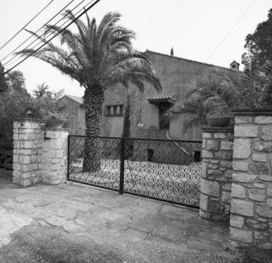 Portail et façade postérieure.