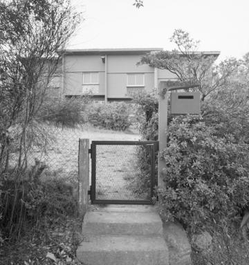 Vue d'ensemble, portail et façade antérieure.