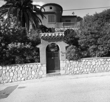 Façade antérieure et portail côté boulevard.