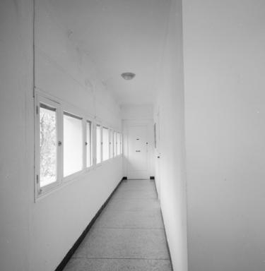 Coursière donnant accès aux appartements situés dans l'aile est.