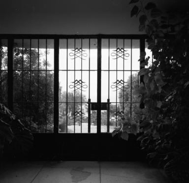 Le hall d'entrée, vue depuis la porte d'entrée.