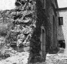 Bâtiment C, aile est, angle nord-est, détail de la base.
