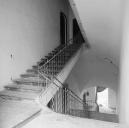 Bâtiment C, grand escalier, vue de volume prise depuis le palier du rez-de-chaussée.