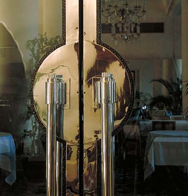 Vue de détail de la poignée de la porte de la salle à manger.